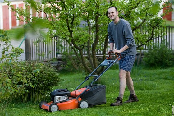 Valaské Meziíí vydalo vyhláku o zákazu ruení nedlního klidu. Lidé nesmí napíklad pacovat s hlunými stroji na zahrad. Ilustraní foto.